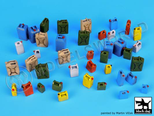 Набор современных пластиковых банок и канистр. Масштаб 1:35